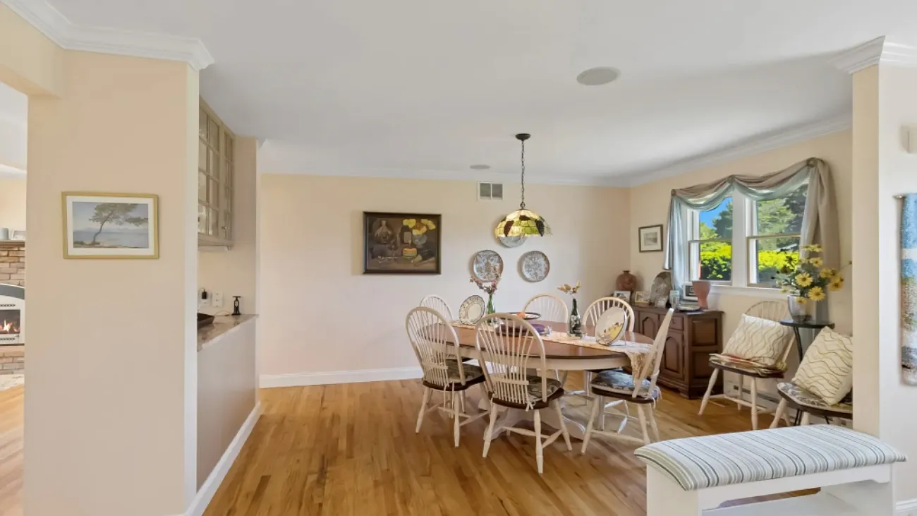 Charming and open Hampton Bays Beach Bungalow — Photo 4