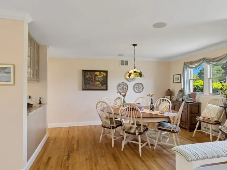 28 Middle Rd — Photo 4