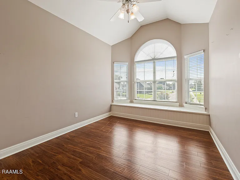 300 Oak Hollow Dr — Photo 38