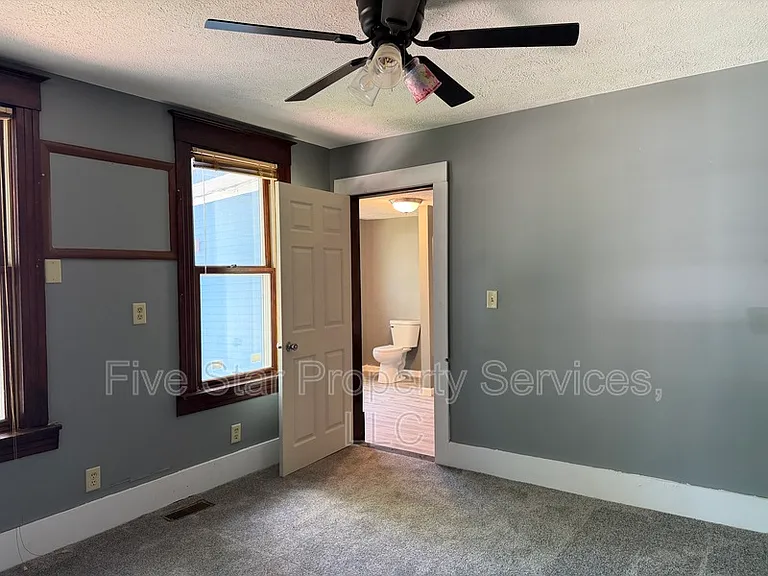 229 W Allen St — Photo 9