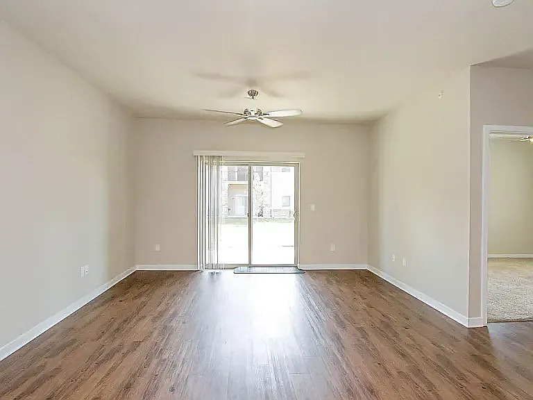 3 bed, 1294 sqft, $1,653 — Photo 3