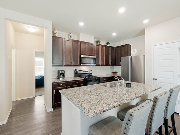 4th image of 185 Porcupine Ln