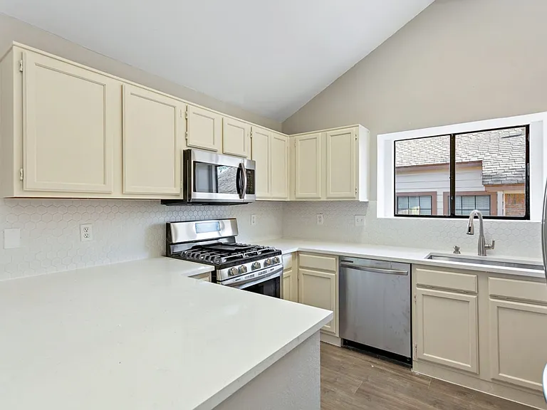 816 Clearwater Trl — Photo 5