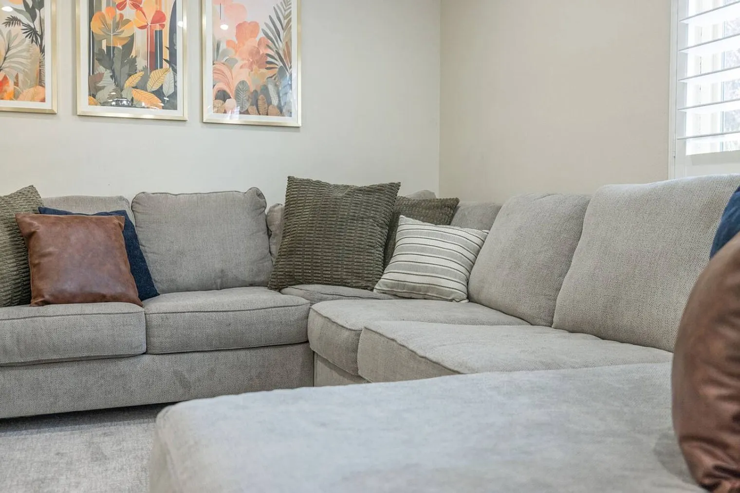 4 bed, 2.0 bath, 10451 sqft, $4,572 — Photo 1