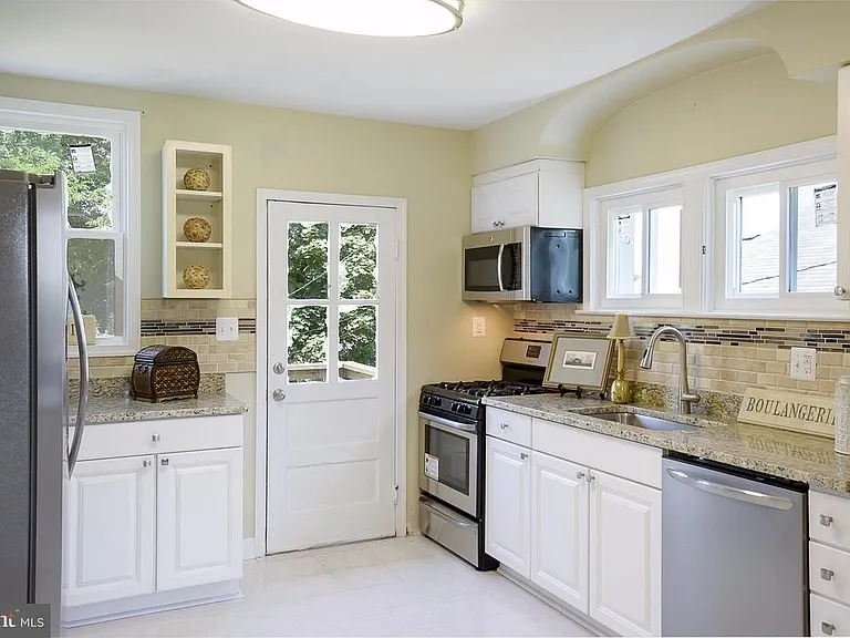 611 Hilltop Rd — Photo 4