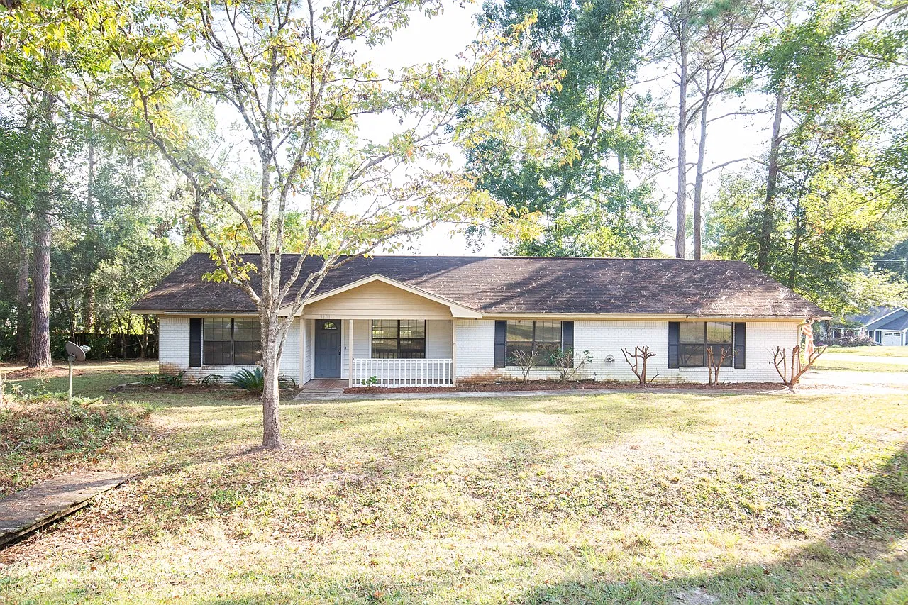 3 bed, 1272 sqft, $1,950 — Photo 1