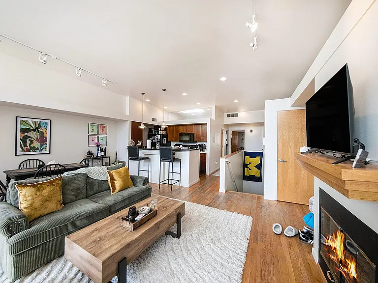 217 E Washington St — Photo 4