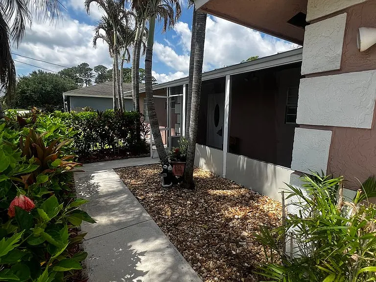 173 SE Fallon Dr — Photo 3