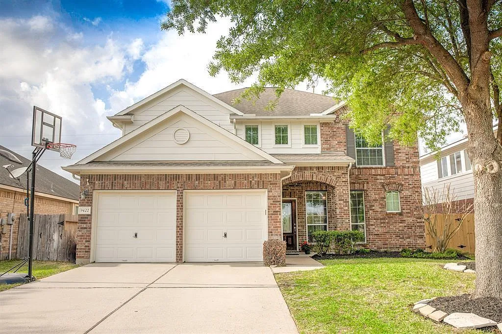 4 bed, 3.5 bath, 2510 sqft, $2,600 — Photo 1