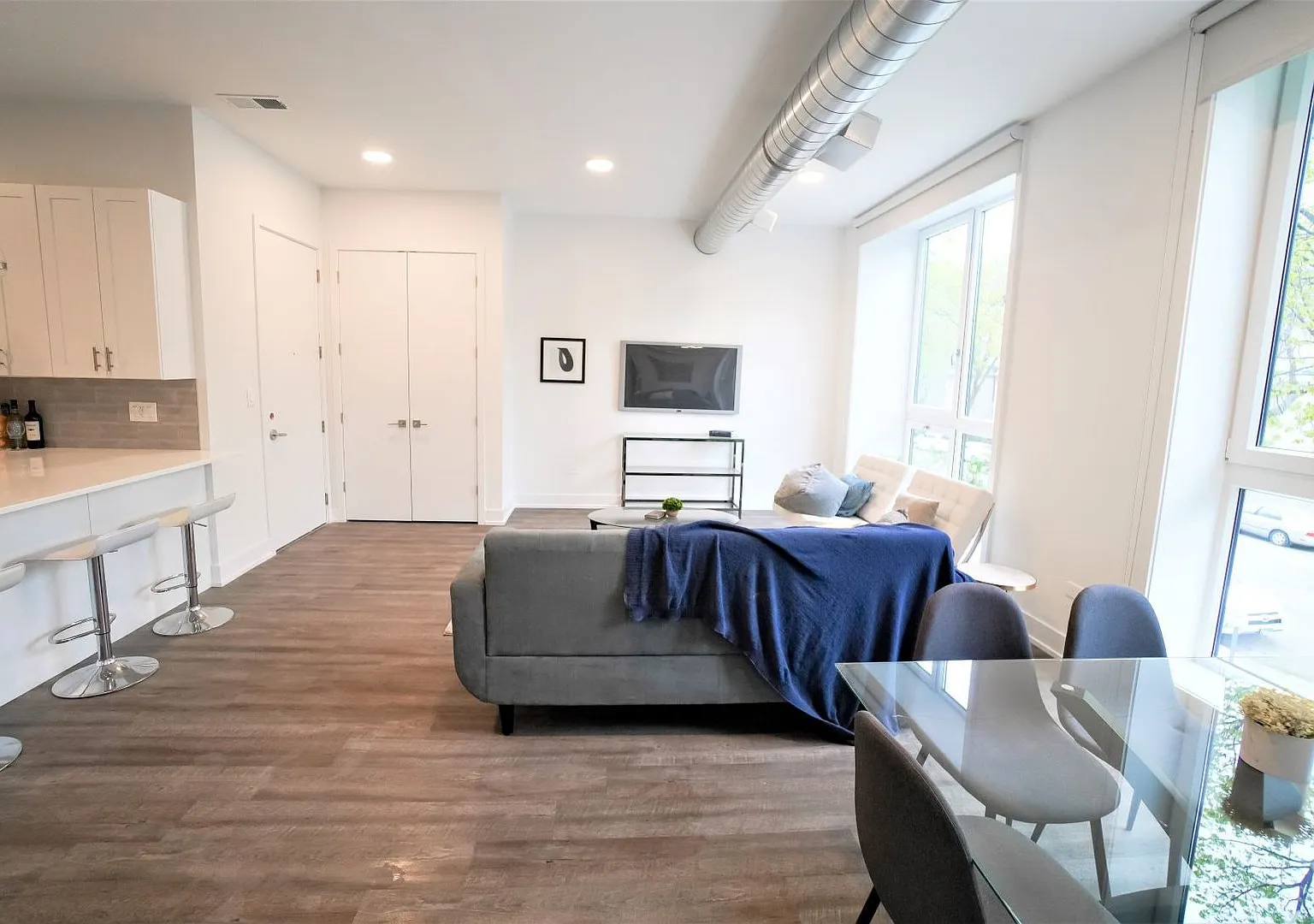 3 bed, 1396 sqft, $2,900 — Photo 2