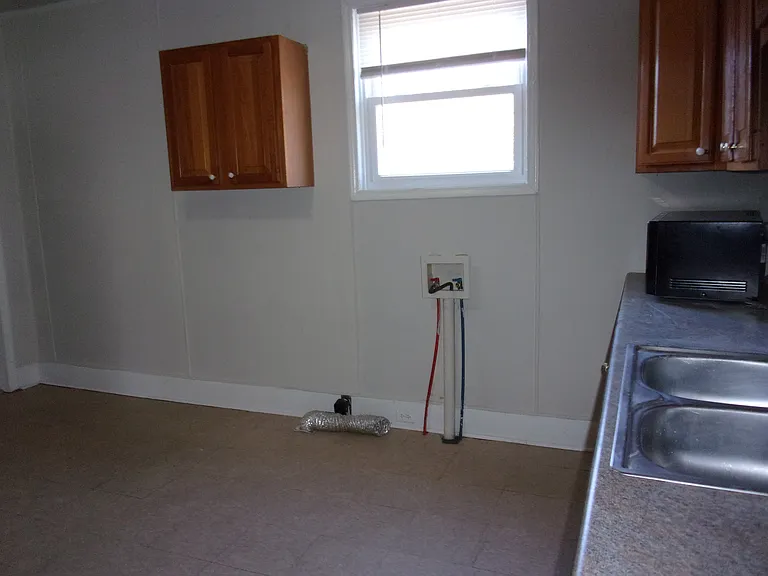 526 Leslie St — Photo 9