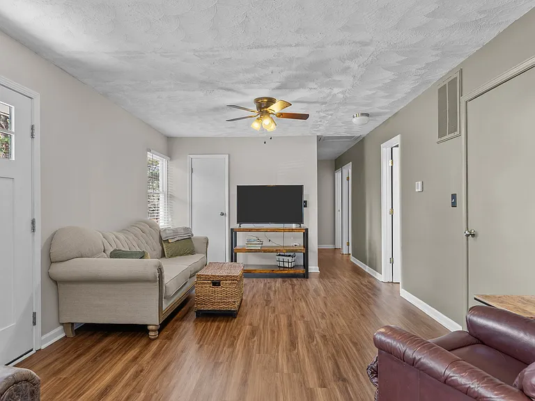 620 E New England Ave — Photo 5