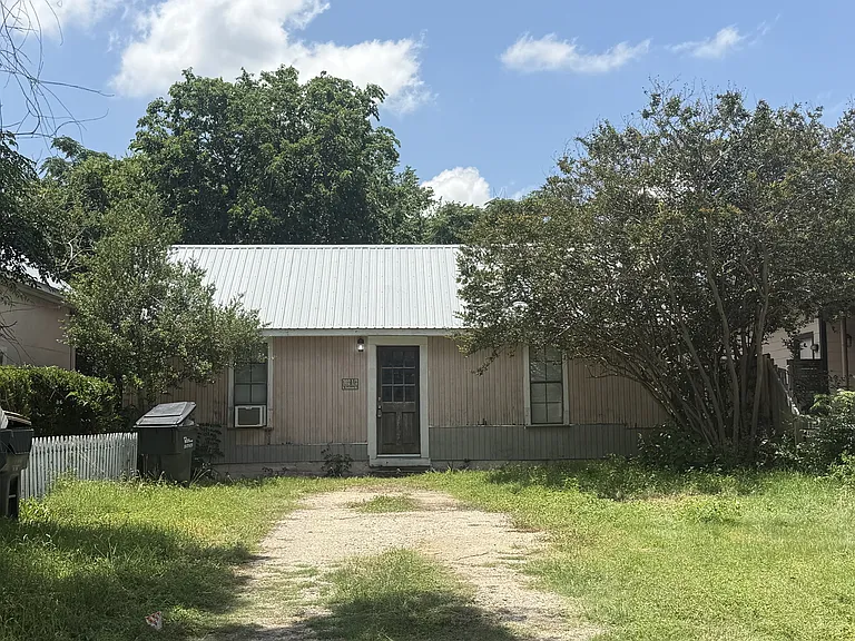 302 1/2 S Burleson St — Photo 2
