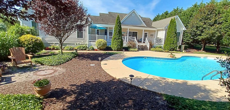 1st image of 8 Persimmon Ln