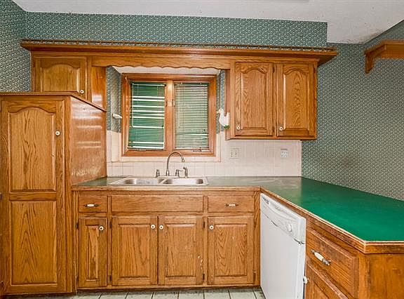 3rd image of 916 W Richwood Dr