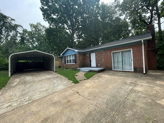 1306 Northwoods Dr — Photo 2