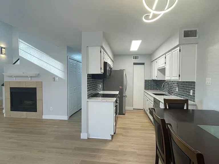 332 W Harwood Rd #B — Photo 8