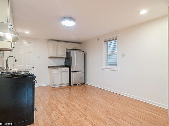 3rd image of 3008 W Fletcher St #G