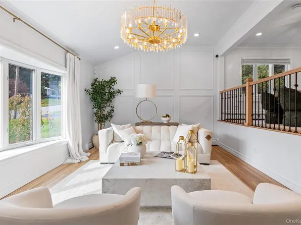 4 Long Ridge Road, Plainview, NY 11803