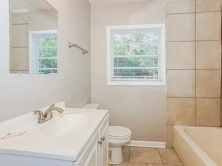 1615156_025_main_bathroom_13051140.jpg