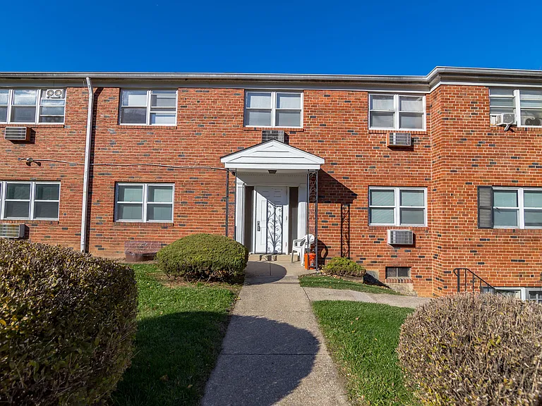 Janwood Apartments — Photo 2