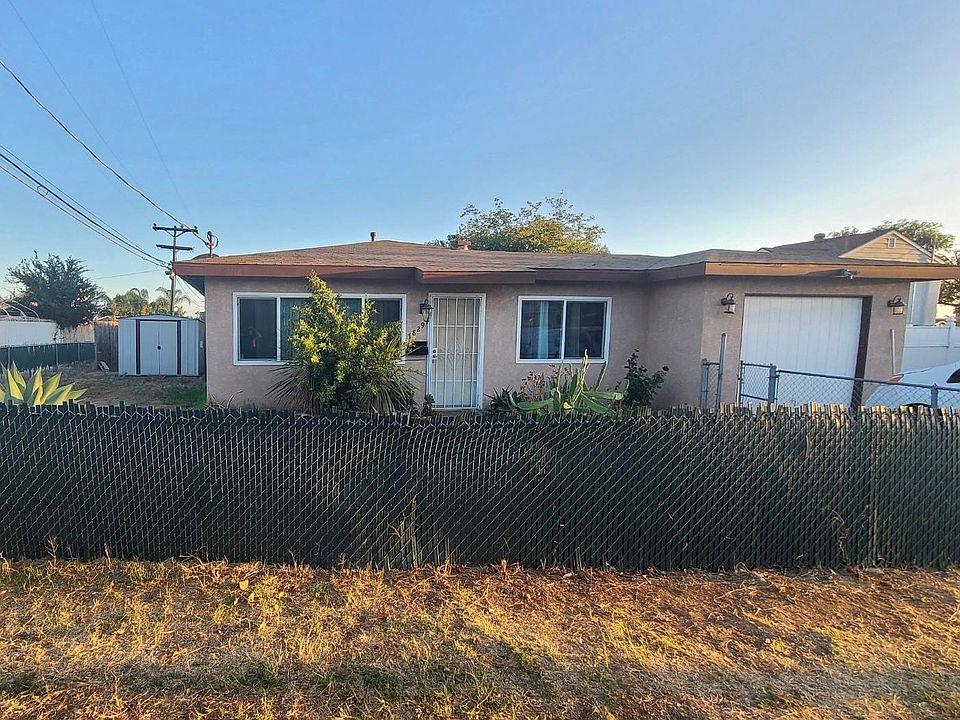 Single Family Home, extra storage shed and large front/side yard