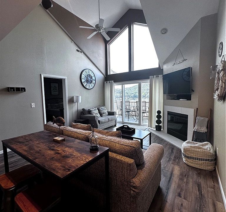2nd image of 708 Clearwater Dr #4K