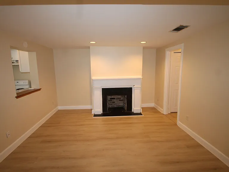 209 W Hall St #B — Photo 3