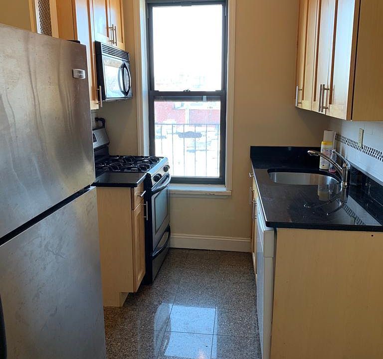 2nd image of 307 12th St APT 21
