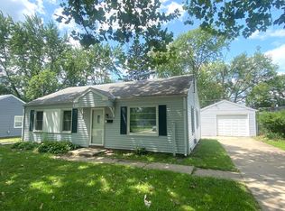 2921 N Village Dr, Peoria, IL 61604