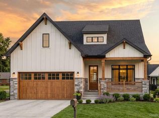 101 Creston Dr, Pinckney, MI 48169