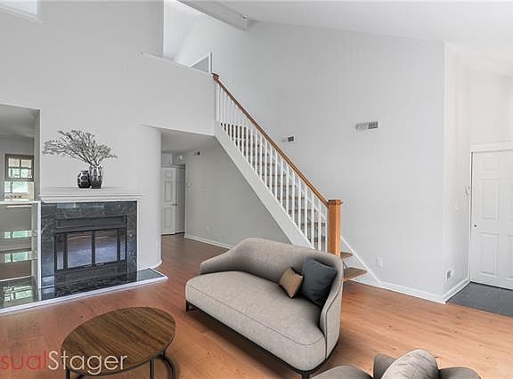 4th image of 55 Bittersweet Ln