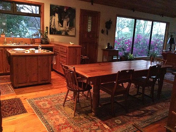 KITCHEN DINING AREA