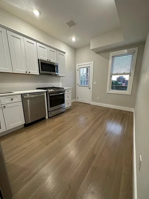 4 bed, 9999 sqft, $6,000 — Photo 2