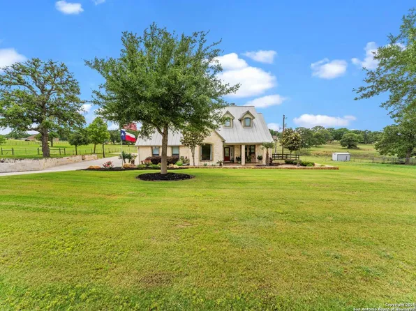 1448 Country Hills, La Vernia, TX 78121