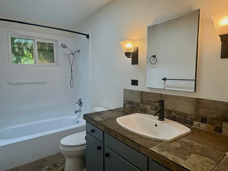 10699 NE Byron Dr — Photo 8