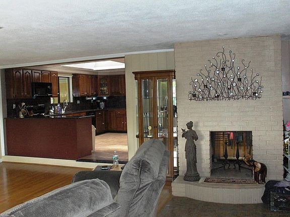 2nd image of 48 Crestwood Ln