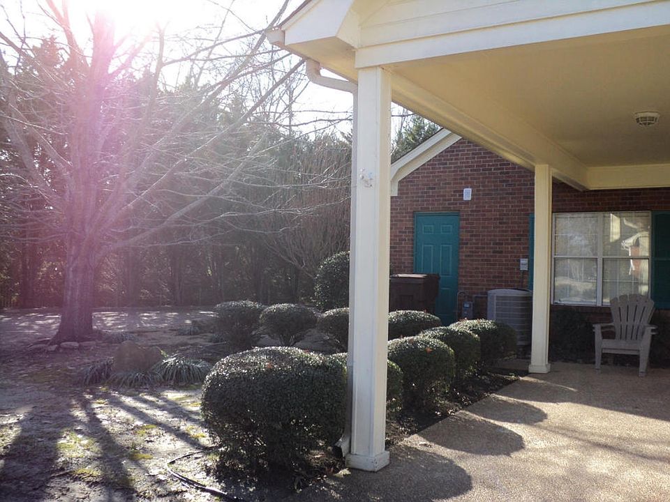 2nd image of 1807 Cedarbrook Cir