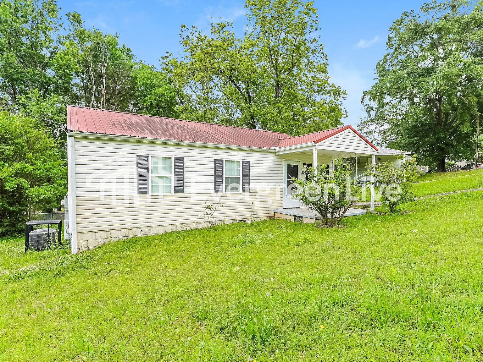 3 bed, 1.0 bath, 1230 sqft, $1,045 — Photo 2