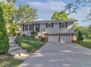 214 SW 20th Ter, Oak Grove, MO 64075