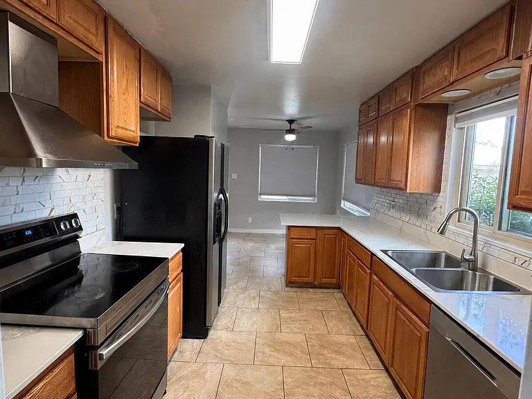 1205 Valencia Dr NE — Photo 3