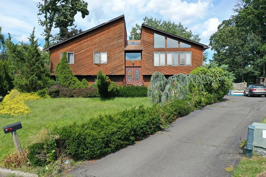 1st image of 5 Chestnut Park Ct
