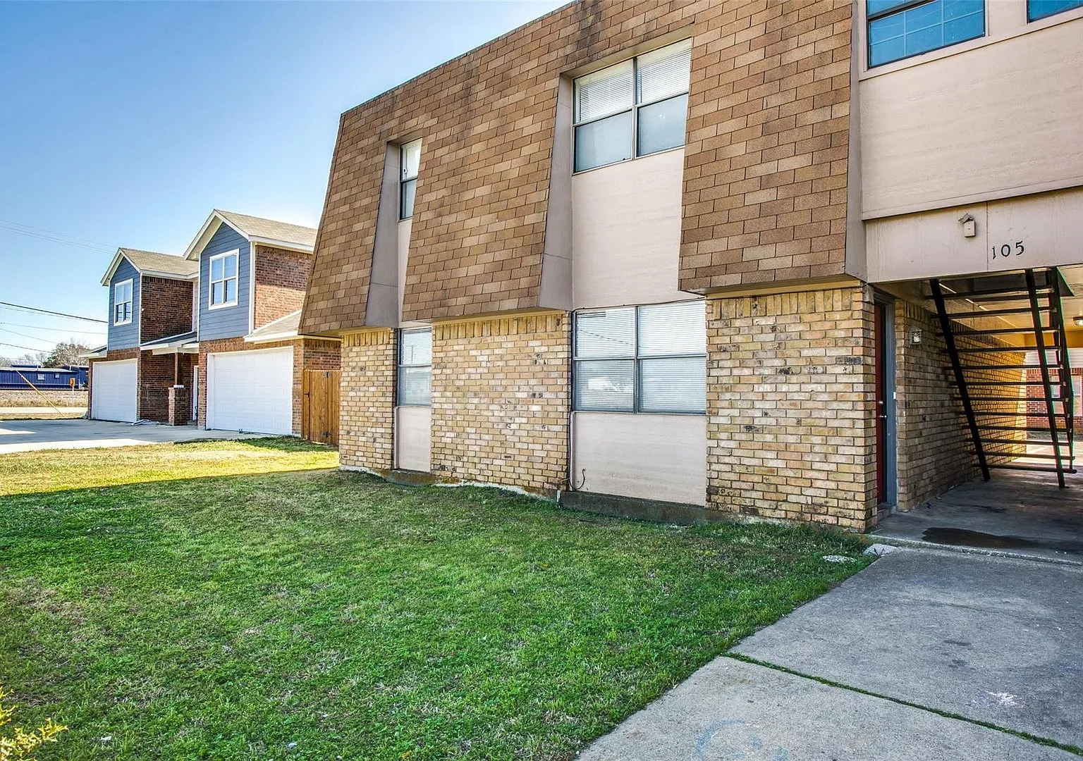 This charming 2-bedroom, 1-bathroom home in Crowley, TX, offers a perfect blend of comfort and co... — Photo 1