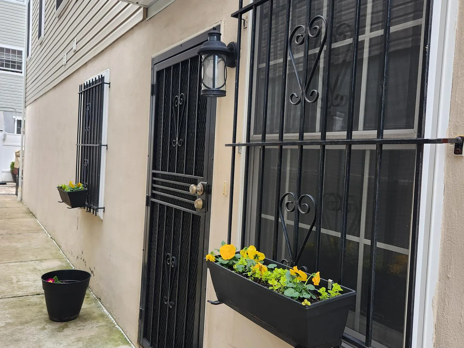 2 bed, 1200 sqft, $2,400 — Photo 2
