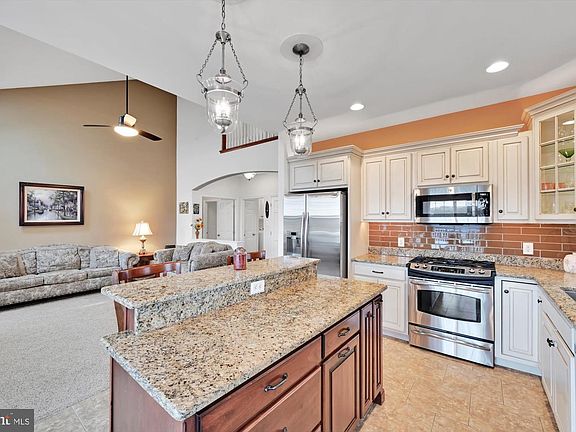 5th image of 406 Leland Way