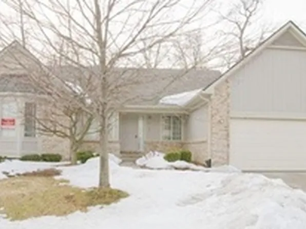 3120 Point Of The Woods Dr #1, West Bloomfield, MI 48324