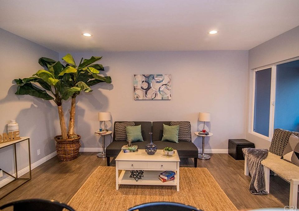 1st image of 308 E 118th Pl