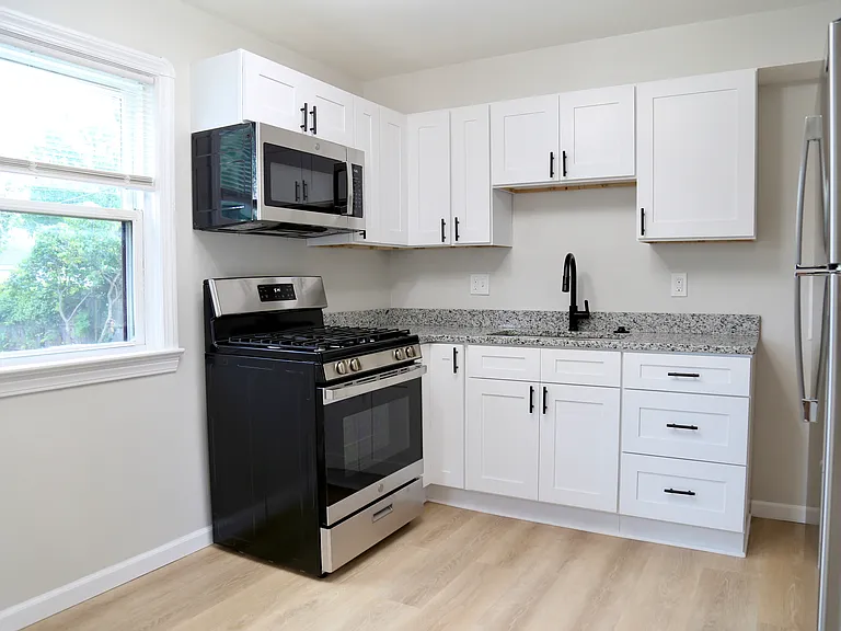 13613 Clifford Ave — Photo 6