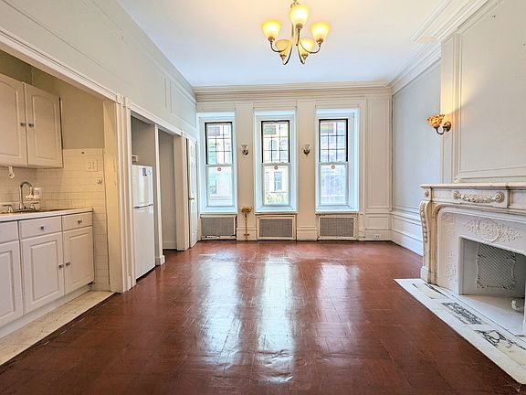 3rd image of 212 W 71st St APT 3A