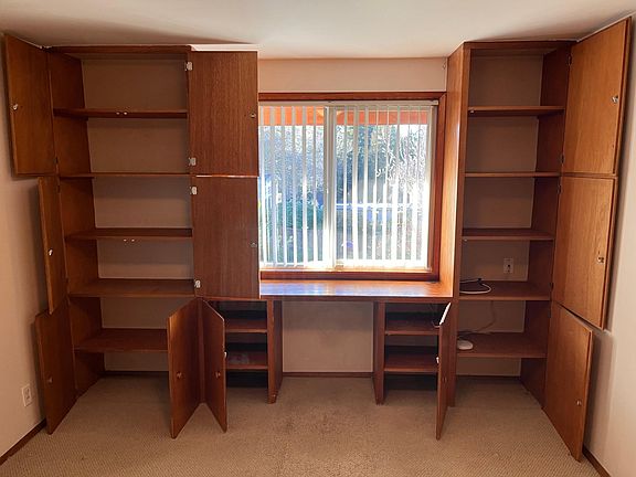 Tons of storage capacity in built-in cabinets. New carpet installed since pic was taken